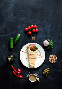 Falafel beyaz bir plaka üzerinde.