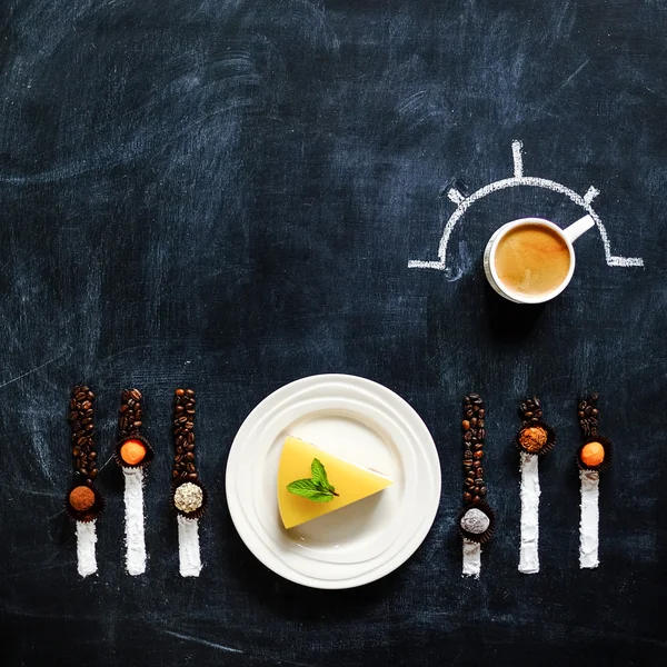 Cheesecake med kaffe på blackboard — Stockfoto