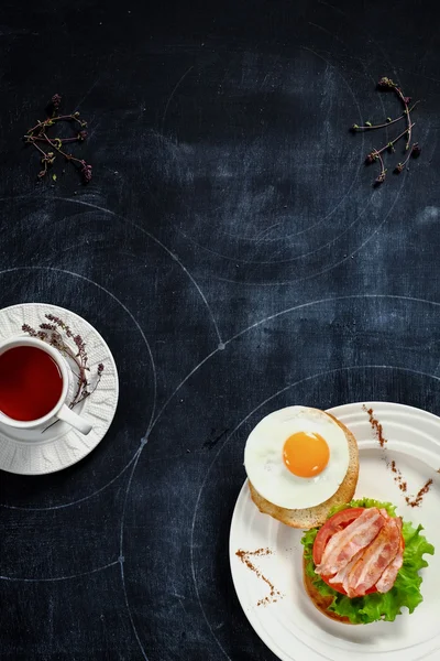 Çay ve bir kara tahta üzerinde Kahvaltı