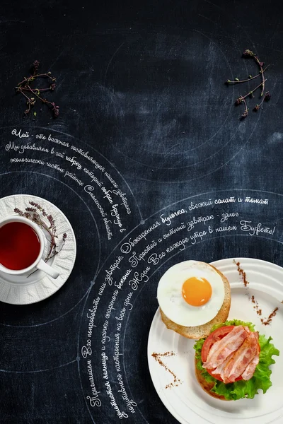Çay ve bir kara tahta üzerinde Kahvaltı