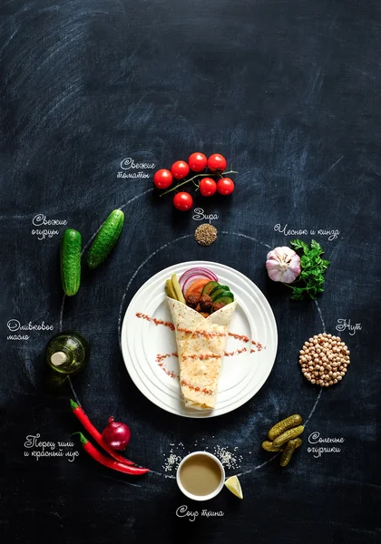 Falafel beyaz bir plaka üzerinde.