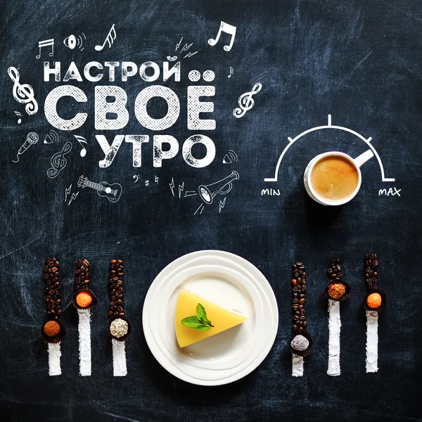 Käsekuchen mit Kaffee auf Tafel — Stockfoto