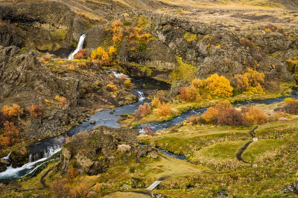 Hermosa cascada pequeña con río —  Fotos de Stock