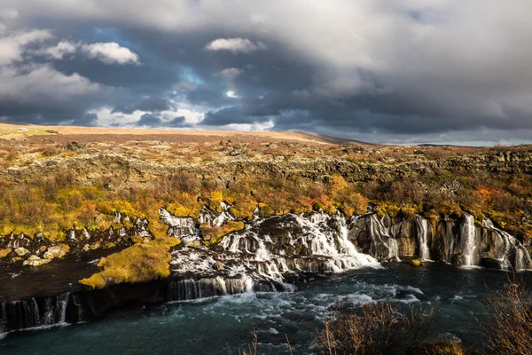 Belle petite cascade avec rivière — Photo