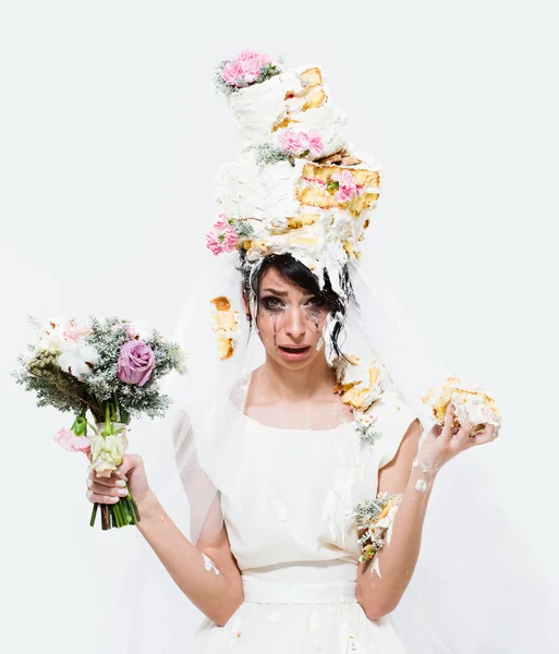 Noiva infeliz chorando com bolo de casamento na cabeça — Fotografia de Stock