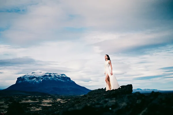 Mountain yakınındaki güzel genç gelin