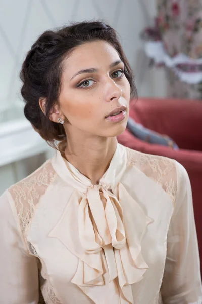 Schöne Mädchen in einem französischen Café — Stockfoto