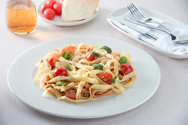 İtalyan spagetti domates ile