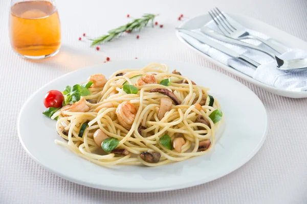 Deniz ürünleri ile İtalyan spagetti