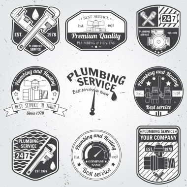 Retro vintage rozetleri ve etiketleri seti. Sıhhi tesisat ve ısıtma servisi. Acil servis logosu. Vektör illüstrasyon. Sıhhi tesisat hizmeti iş konulu unsurlar.