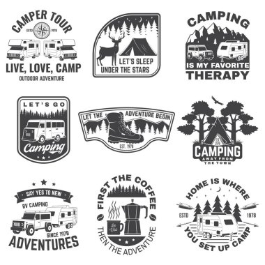 Karavan kamp rozetleri, yamalar. Vektör. Gömlek, logo, baskı, pul ya da tişört konsepti. Karavan, kamp karavanı ve off-road araba silueti ile klasik tipografi tasarımı.