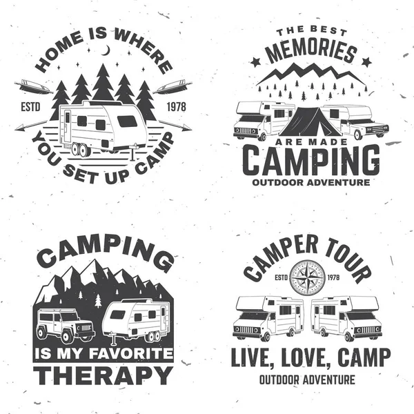 Set di badge da campeggio camper, patch. Vettore. Concetto per camicia o logo, stampa, timbro o tee. Design tipografico vintage con camper RV, rimorchio da campeggio e silhouette fuoristrada. — Vettoriale Stock