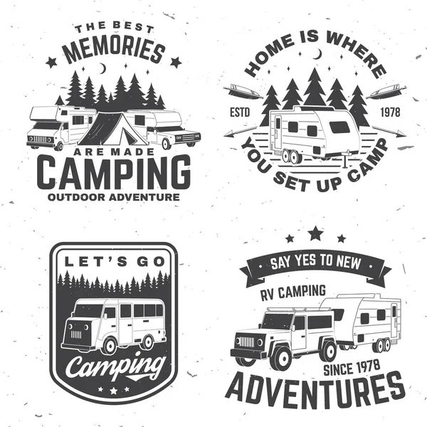 Conjunto de crachás de campismo, remendos. Vector. Conceito para camisa ou logotipo, impressão, carimbo ou tee. Design de tipografia vintage com RV Motorhome, trailer de acampamento e silhueta de carro off-road. —  Vetores de Stock