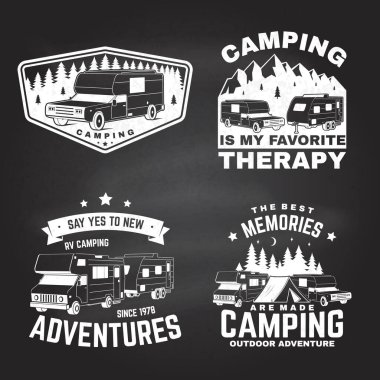 Bir dizi açık hava macerası alıntısı. Vektör. Gömlek, logo, baskı, pul ya da tişört konsepti. Dağları, karavanı, karavanı ve orman silueti olan klasik tasarım.