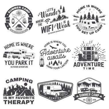 Kamp rozetleri, yamalar. Kamp alıntısı. Vektör. Gömlek, logo, baskı, pul ya da tişört konsepti. Karavanı, karavanı, karavanı, karavan silueti olan klasik tipografi tasarımı.