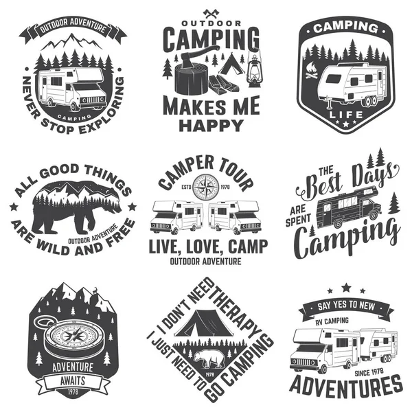 Kampeerbadges, patches. Kampeer quote. Vector. Concept voor shirt of logo, bedrukking, stempel of tee. Vintage typografie ontwerp met rv, camper, camping trailer silhouet. — Stockvector