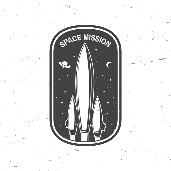 Uzay görevi logosu, rozet, yama. Vektör. Gömlek, baskı, pul, kaplama ya da şablon için kavram. Uzay roketi ve Mars silueti ile klasik tipografi tasarımı. — Stok Vektör