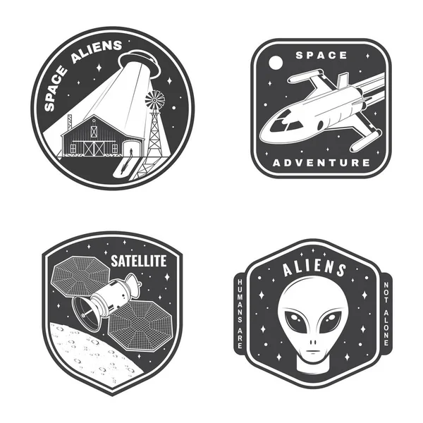 一套航天飞行任务标志、徽章、贴片.衬衫、印刷品、邮票的矢量概念.空间火箭、外星人、火星漫游者和卫星在月球和地球轮廓上的老式排版设计. — 图库矢量图片