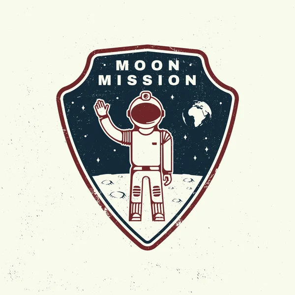 Логотип лунной миссии, значок, рубашка, футболка, дизайн, печать. Вектор. Концепция рубашки, печати, печати, наложения или шаблона. Дизайн винтажной типографии астронавт на лунном и земном силуэтах. — стоковый вектор