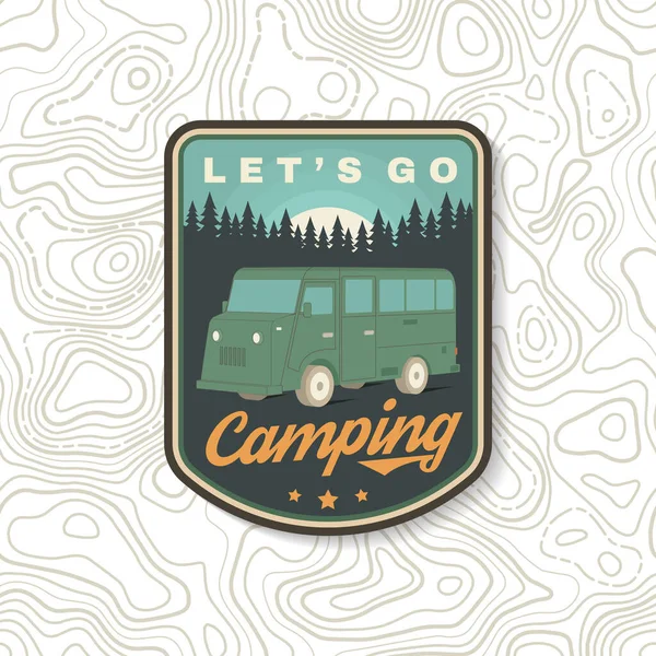 Vamos acampar. Campo de férias. Ilustração vetorial Conceito para camisa ou logotipo, impressão, carimbo ou tee. Design de tipografia vintage com silhueta RV Motorhome e floresta. — Vetor de Stock