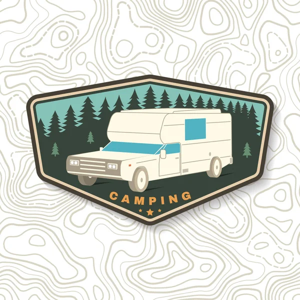 Campo de férias. Vector. Camping emblema reboque ou patch. Conceito para camisa ou logotipo, impressão, carimbo ou tee. Design de tipografia vintage com silhueta RV Motorhome e floresta. — Vetor de Stock