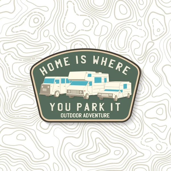 家はあなたが駐車する場所です。サマーキャンプのパッチ。ベクトル。シャツやロゴ、印刷、スタンプやティーのための概念。RVモーターホーム、キャンプトレーラーとオフロード車のシルエットとヴィンテージタイポグラフィのデザイン. — ストックベクタ