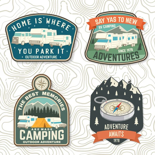 Conjunto de placas de camping rv, parches. Vector. Concepto para camisa o logo, estampado, estampado o camiseta. Diseño tipográfico vintage con autocaravana RV, remolque de camping y silueta de coche todoterreno. — Vector de stock