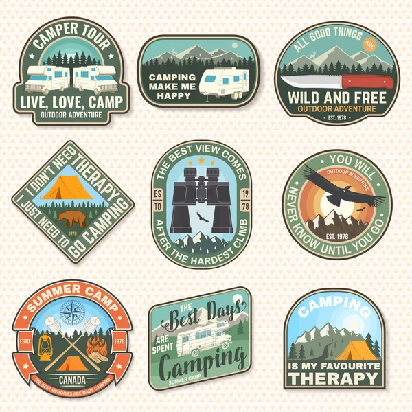 Conjunto de placas de camping rv, parches. Vector. Concepto para camisa o logo, estampado, estampado o camiseta. Diseño tipográfico vintage con autocaravana RV, remolque de camping y silueta de coche todoterreno. — Vector de stock