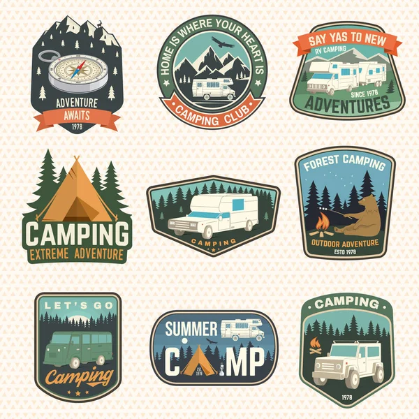 Conjunto de crachás de campismo, remendos. Vector. Conceito para camisa ou logotipo, impressão, carimbo ou tee. Design de tipografia vintage com RV Motorhome, silhueta de reboque de acampamento. — Vetor de Stock