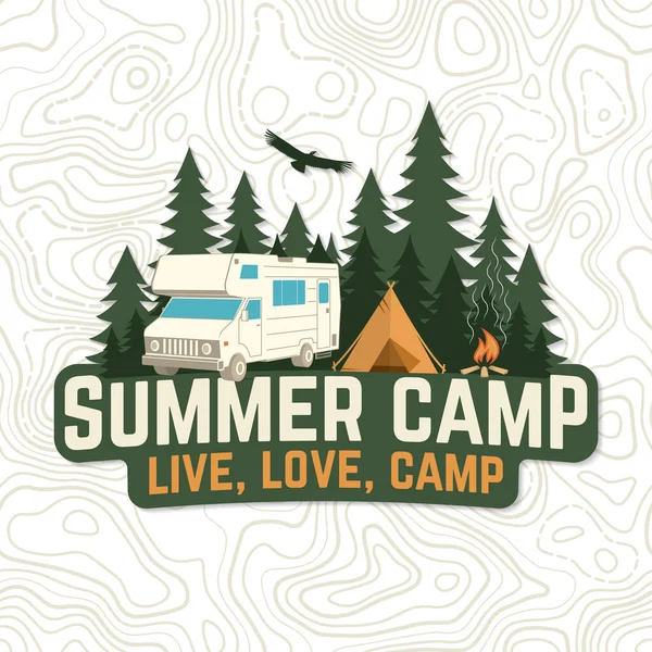 Campamento de verano. Vivo, amor, campamento. Vector. Concepto para insignia, camisa o logo, estampado, estampado, indumentaria o camiseta. Diseño tipográfico vintage con remolque rv, tienda de campaña, fogata y silueta forestal. — Archivo Imágenes Vectoriales