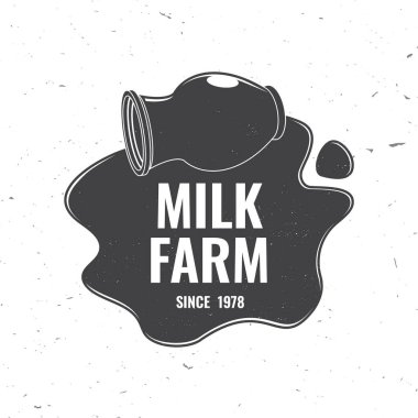 Süt çiftliği rozeti, logo. Süt kutusu ve sürahi silueti olan vektör illüstrasyon tipografi tasarımı. Süt ve süt çiftliği için şablon - dükkan, pazar, ambalaj ve menü