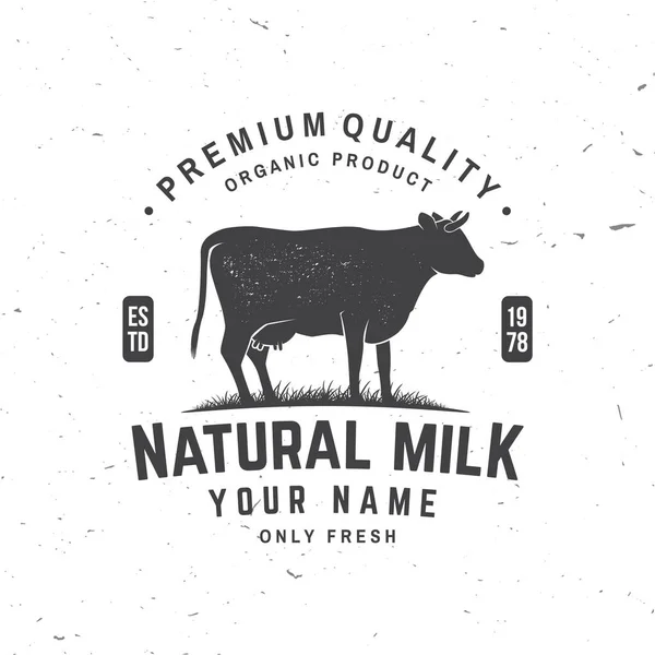 Insignia natural de leche, logo. Vector. Diseño tipográfico con silueta de vaca. Plantilla para la industria láctea y lechera - tienda, mercado, envasado y menú — Vector de stock