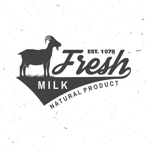 新鮮な天然乳バッジロゴ。ベクトル。ヤギのシルエットのタイポグラフィデザイン。酪農と牛乳のファームビジネスのためのテンプレート-ショップ、市場、パッケージとメニュー — ストックベクタ