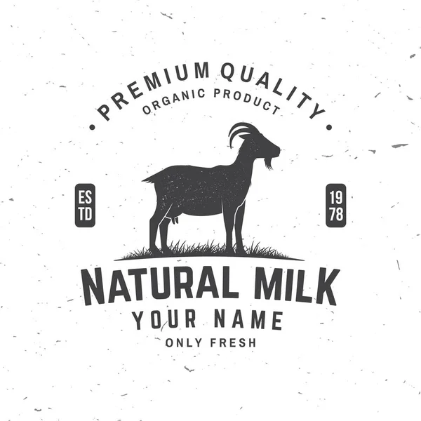 Insignia de leche natural fresca, logotipo. Vector. Diseño tipográfico con silueta de cabra. Plantilla para la industria láctea y lechera - tienda, mercado, envasado y menú — Vector de stock
