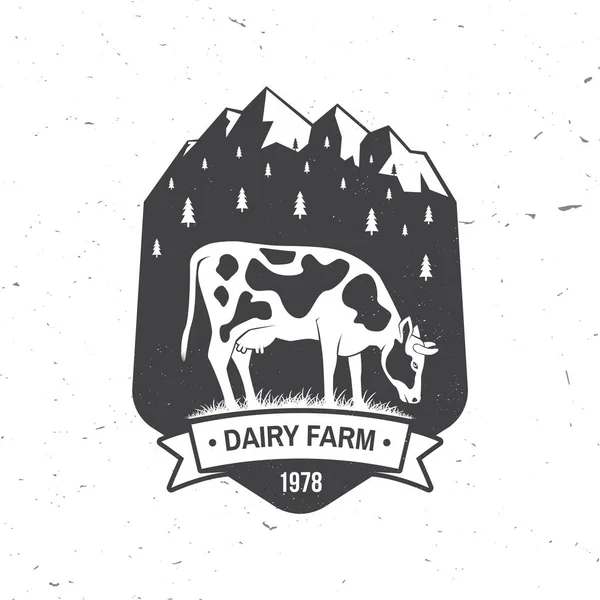 奶牛场徽章，标志。病媒。带有奶牛和山地轮廓的字体设计。奶牛和奶牛场企业模板-商店、市场、包装和菜单 — 图库矢量图片