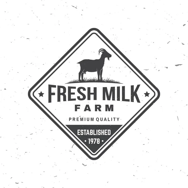 Insignia de leche natural fresca, logotipo. Vector. Diseño tipográfico con silueta de cabra. Plantilla para la industria láctea y lechera - tienda, mercado, envasado y menú — Vector de stock