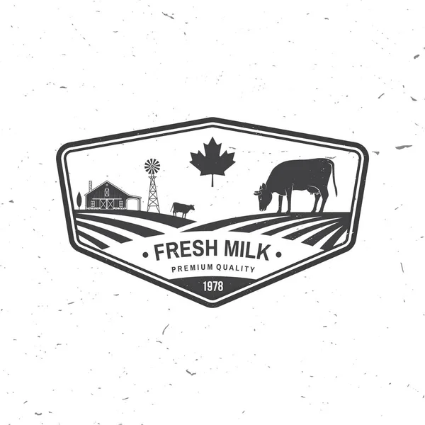Insignia de leche natural fresca, logotipo. Vector. Diseño tipográfico con silueta de vaca. Plantilla para la industria láctea y lechera - tienda, mercado, envasado y menú — Vector de stock