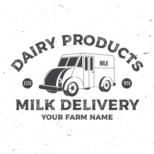 Insignia de entrega de leche, logotipo. Vector. Diseño tipográfico con silueta de camión lechero. Plantilla para la industria láctea y lechera - tienda, mercado, envasado y menú — Vector de stock