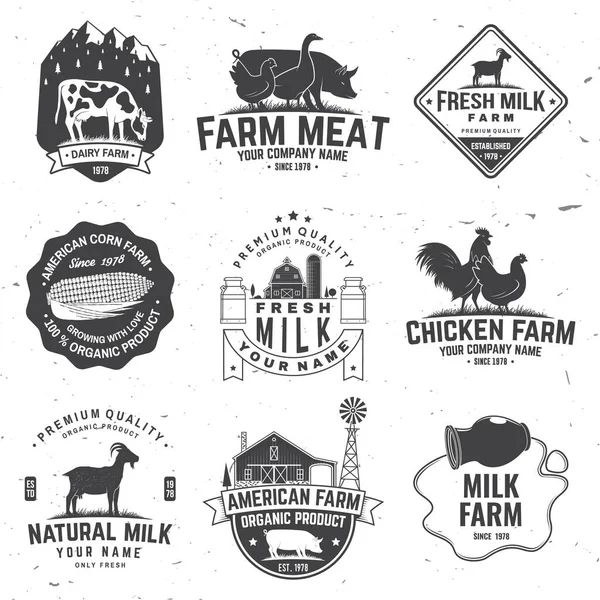 American Farm Badge Вектор. Візерний дизайн типографії з куркою, свинею, коровою і силуетом ферми. Елементи на тему молочного, свинячого і курячого фермерського бізнесу.. — стоковий вектор