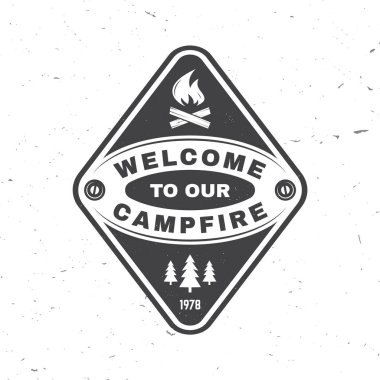 Kamp ateşimize hoş geldiniz. Kamp alıntısı. Gömlek, logo, baskı, pul ya da tişört için vektör illüstrasyonu. Kamp ateşi ve orman silüetiyle klasik tipografi tasarımı. Yaz kampı.