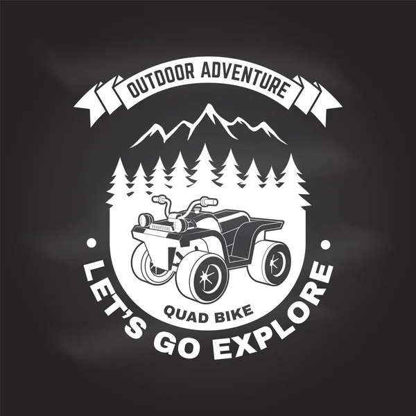 Vamos lá explorar. Campo de férias. Vetor no quadro Conceito para camisa ou logotipo, impressão, carimbo ou tee. Design de tipografia vintage com quad bike e silhueta florestal. Citação de acampamento. — Vetor de Stock