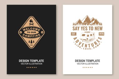 Kamp şablonu seti. Vektör. Broşür, afiş, kamp ateşi, dağ, karavan ve orman silueti olan poster tasarımı..