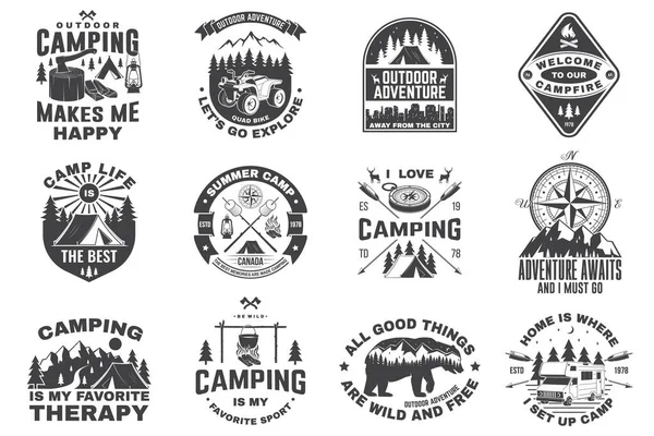 キャンプバッジのセット。ベクトル。シャツやロゴ、印刷、スタンプやティーのための概念。クワッドバイク、テント、山、キャンパートレーラーや森林シルエットとヴィンテージタイポグラフィのデザイン. — ストックベクタ