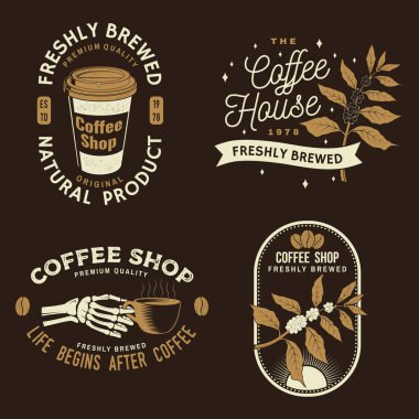 Kahve dükkanının logosu, rozet şablonu. Vektör. Kahve öğütücüsü, fincan ve kahve ağacı siluetiyle tipografi tasarımı. Restoran, kafe, bar, ambalaj için menü şablonu