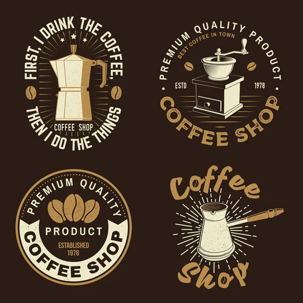 Conjunto de logotipo da loja Coffe, modelo de crachá. Vector . Desenho de tipografia com silhueta moedor de café. Modelo para menu para restaurante, café, bar, embalagem — Vetor de Stock