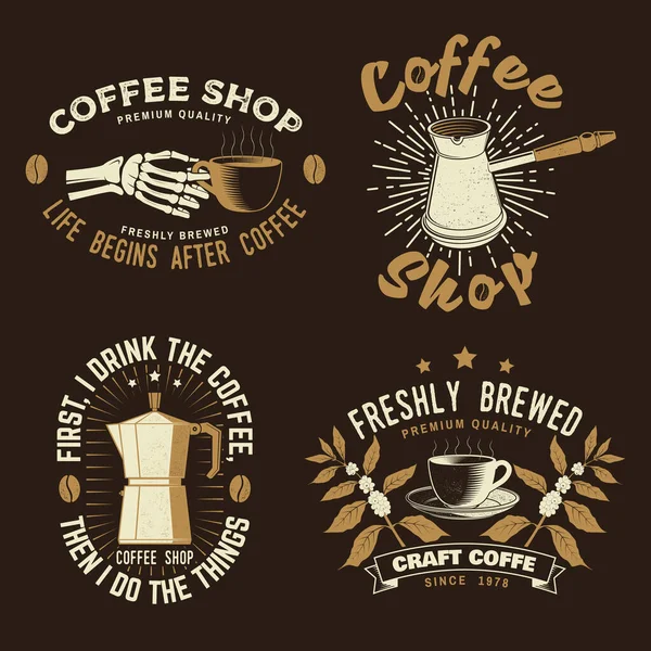 Conjunto de logotipo da loja Coffe, modelo de crachá. Vector. Desenho tipográfico com moedor de café, xícara e ramo de silhueta de árvore de café. Modelo para menu para restaurante, café, bar, embalagem — Vetor de Stock