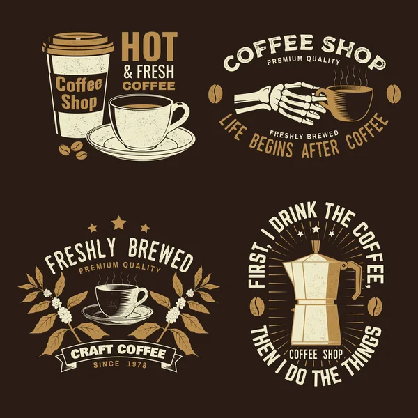 Kahve dükkanının logosu, rozet şablonu. Kağıt kahve fincanı ve kahve ağacı dalı olan bir vektör tipografi tasarımı, iskelet el silueti. Restoran, kafe, bar, ambalaj için menü şablonu — Stok Vektör