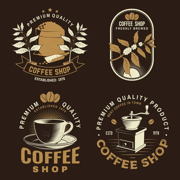 Conjunto de logotipo da loja Coffe, modelo de crachá. Vector . Desenho de tipografia com silhueta moedor de café. Modelo para menu para restaurante, café, bar, embalagem — Vetor de Stock