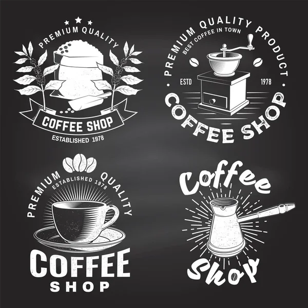 Conjunto de logotipo da loja Coffe, modelo de crachá no quadro. Vector. Desenho de tipografia com moedor de café e silhueta cafeteira. Modelo para menu para restaurante, café, bar, embalagem — Vetor de Stock