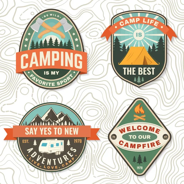 Set di badge da campeggio. Patch vettoriale o adesivo. Concetto per camicia o logo, stampa, timbro o tee. Tipografia vintage design con quad bike, tenda, montagna, camper rimorchio e silhouette foresta. — Vettoriale Stock